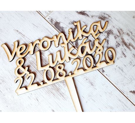 Dřevěný zápich s jmény a datem svatby