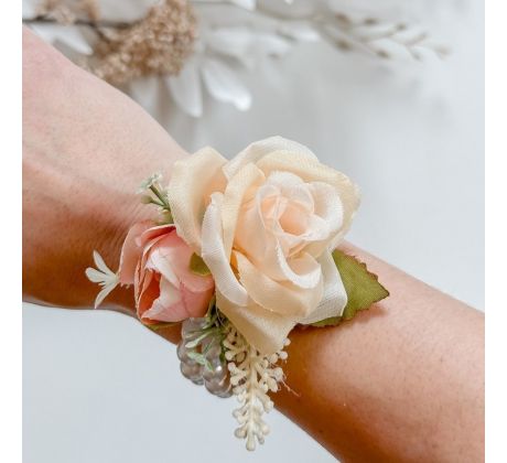 Náramek pro družičku z květin