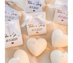 Dárek pro svatebčany - svíčka srdce v papírovém balení
