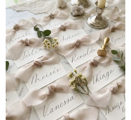 Svatební jmenovky na stůl se šifonovou stuhou