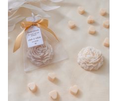 Dárek pro svatební hosty - svíčka pivoňka v organzovém pytlíčku