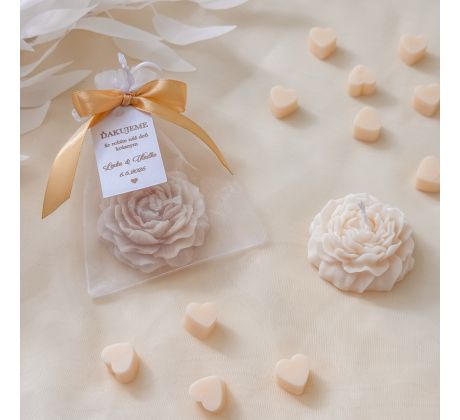 Dárek pro svatební hosty - svíčka pivoňka v organzovém pytlíčku