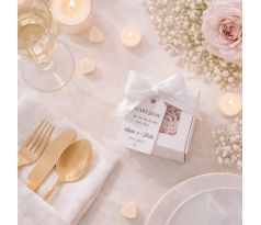 Dárek pro svatební hosty - svíčka pivoňka v krabičce